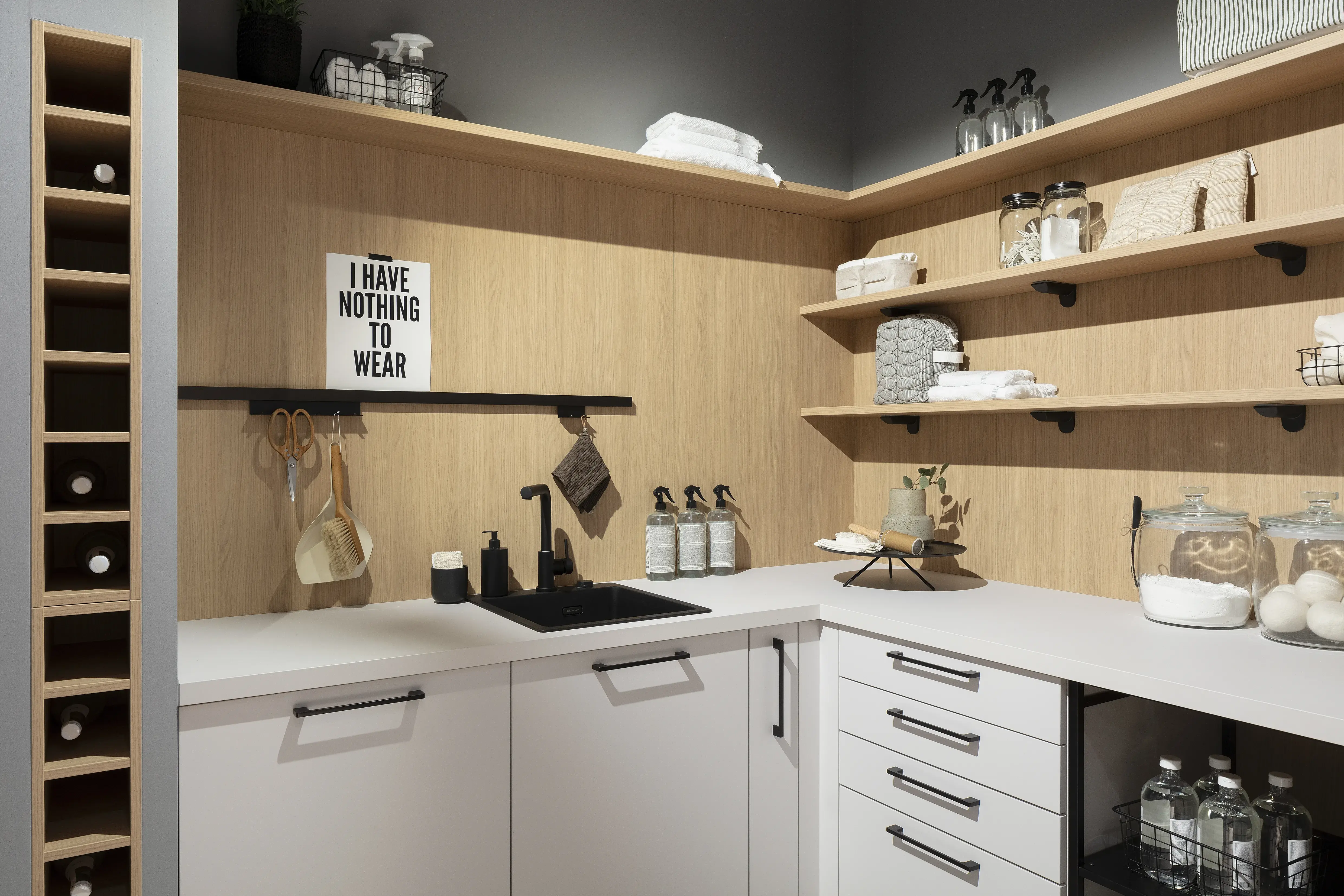 Weinregal und Wandboarde von Häcker. 