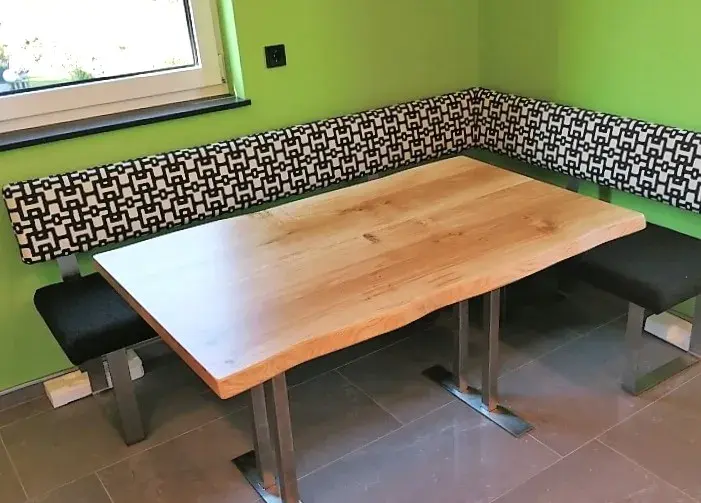 Eckbank mit Holz­tisch in modernem Essbereich, grüne Wände, Muster-Polsterung