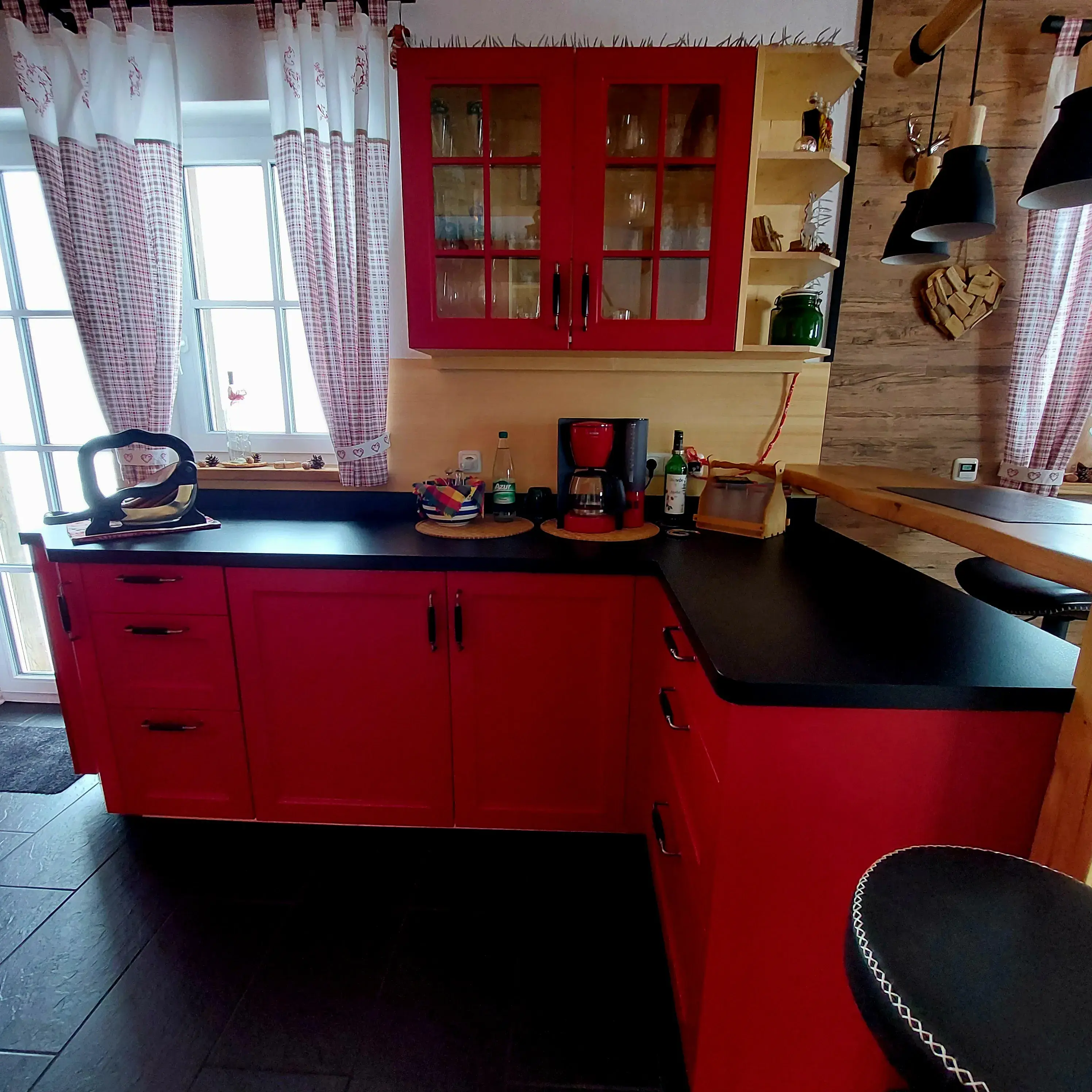 Küche in rubinrot mit schwarzer Arbeitsplatte