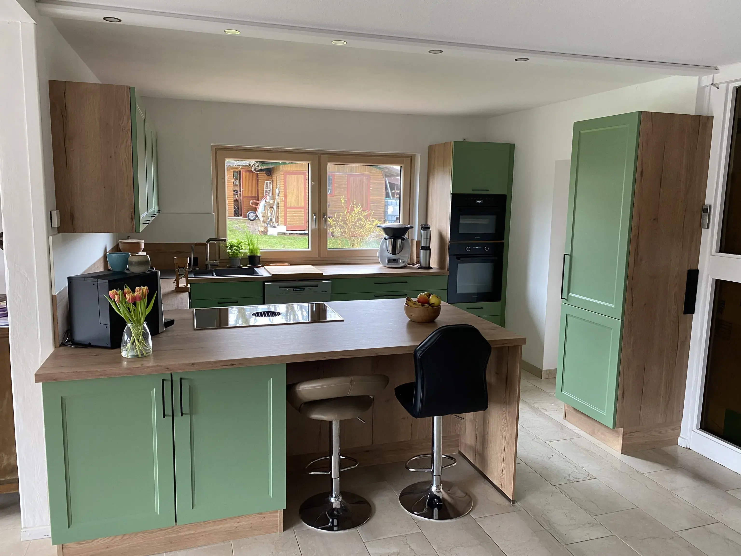 Landhausküche in blassgrün, Arbeitsplatte in Eiche Dekor