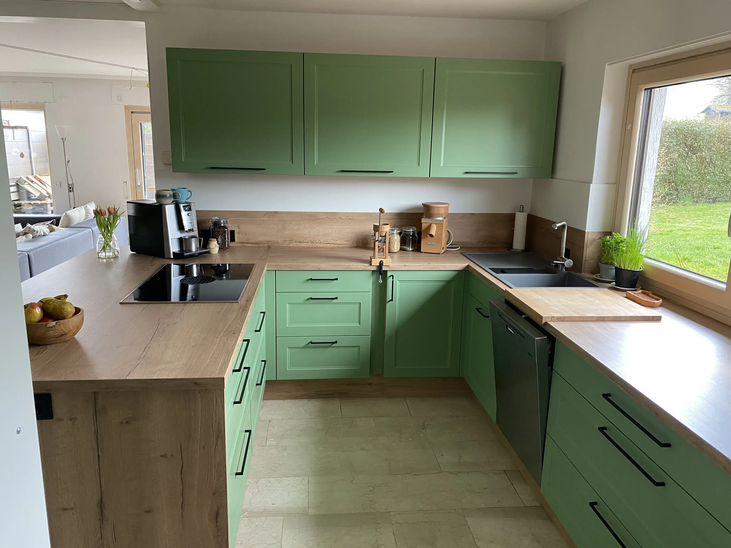 Landhausküche in blassgrün, Arbeitsplatte in Eiche Dekor